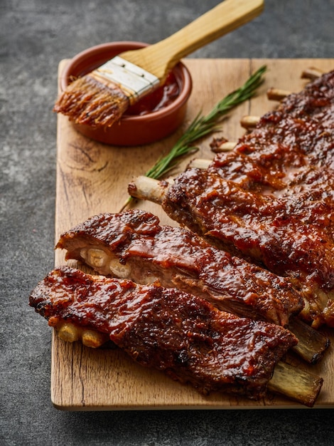 Amerikaanse varkensribbetjes gemarineerd in barbecuesaus en geglazuurd met honing en bbq-saus