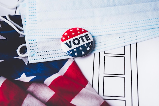 Foto amerikaanse verkiezingen borstbadge amerikaanse vlag en bulletin