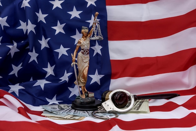 Amerikaanse vlag als achtergrond voor Themis, hamer en dollars