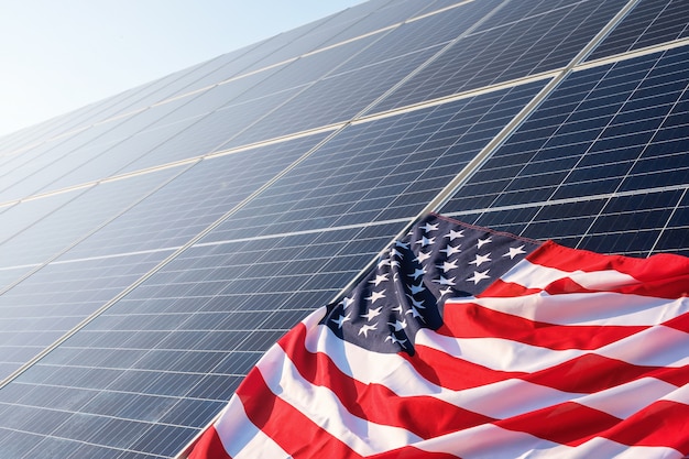 Amerikaanse vlag close-up op zonnepanelen op zonne-energiecentrale