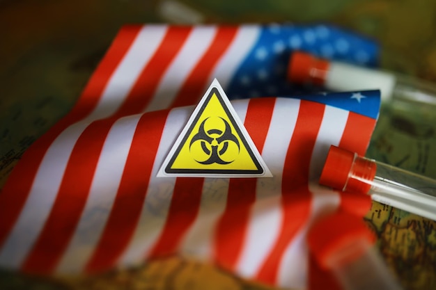 Amerikaanse vlag en biohazardteken het concept van amerikaanse biolabs en onderzoekscentra