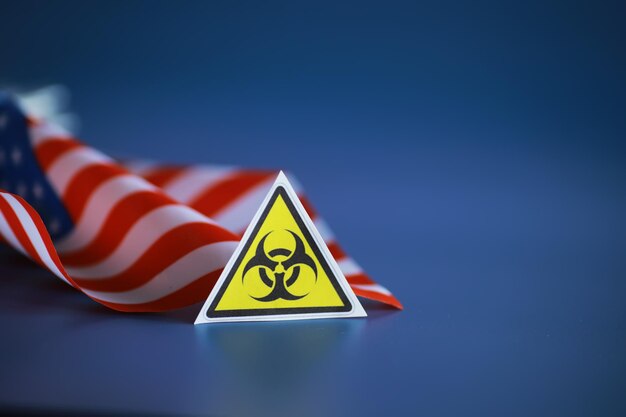 Amerikaanse vlag en biohazardteken Het concept van Amerikaanse biolabs en onderzoekscentra
