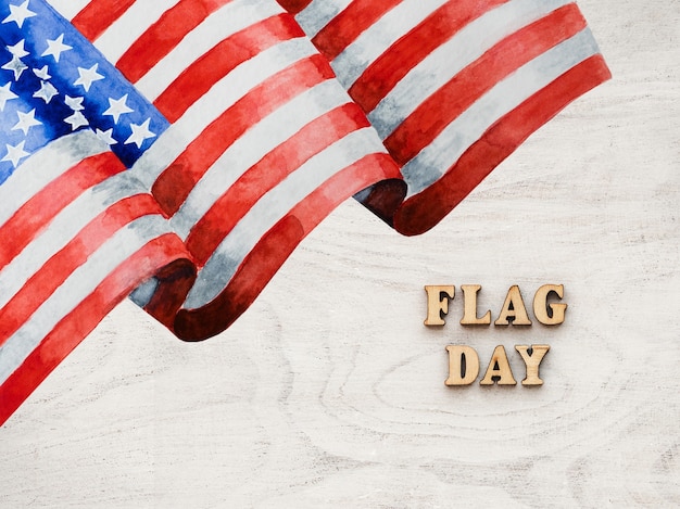 Amerikaanse vlag en vlagdagtekst op lichte houten achtergrond