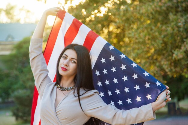 Amerikaanse vlag en vrouw in juli