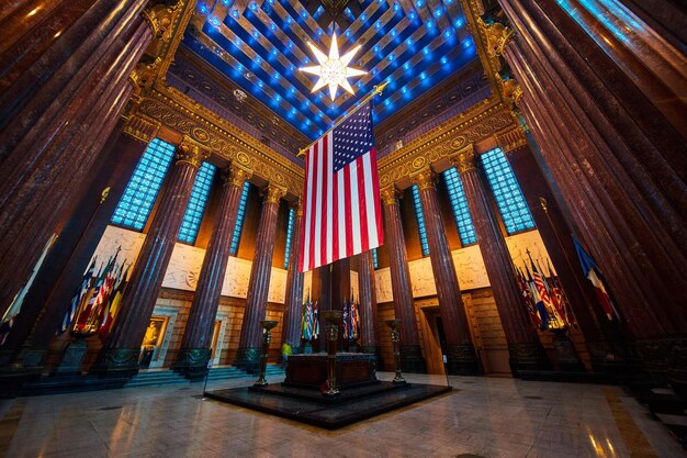 Foto amerikaanse vlag in de grand hall met state banners low angle view