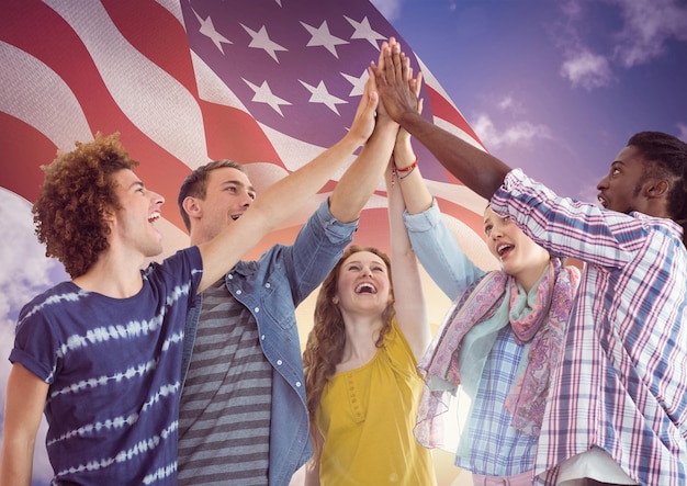 Amerikaanse vlag met jonge mensen high five handen samen