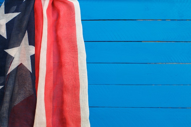 Amerikaanse vlag op blauw hout. De vlag van de Verenigde Staten van Amerika.