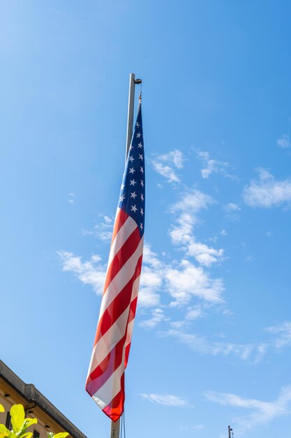 Amerikaanse vlag op blauwe lucht