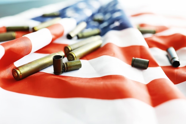 Foto amerikaanse vlag op een grijze achtergrond militaire achtergrond met kogels vs en eu collectief west