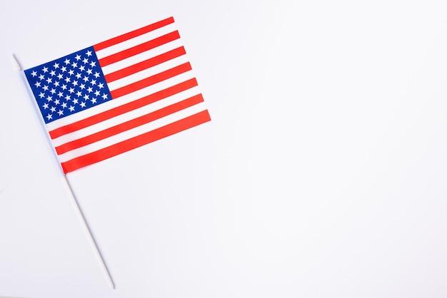 Amerikaanse vlag op een witte achtergrond