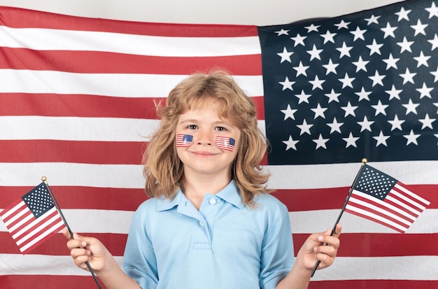 Foto amerikaanse vlag op kind wang onafhankelijkheidsdag th van juli verenigde staten van amerika concept vierde van