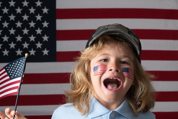 Amerikaanse vlag op onafhankelijkheidsdag kind wang 4 juli Verenigde Staten van Amerika concept Vierde juli onafhankelijkheidsdag van de vs Portret van Amerikaans patriot kind Grappige verbaasde kinderen gezicht