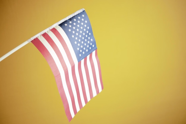 Amerikaanse vlag op rode achtergrond op gele achtergrond