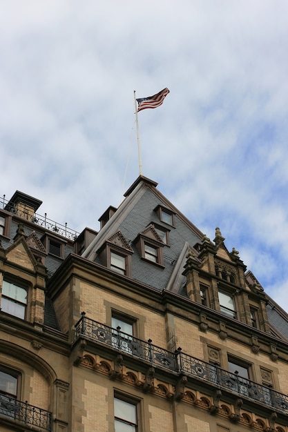 Amerikaanse vlag vliegt op de top van het Dakota-gebouw in New York.