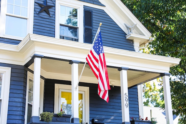 Amerikaanse vlag wappert in de wind tegen een blauwe hemel Symbool van vrijheid, eenheid en nationale trots Perfect