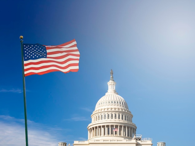 Foto amerikaanse vlag zwaait met de capitol hill op de achtergrond