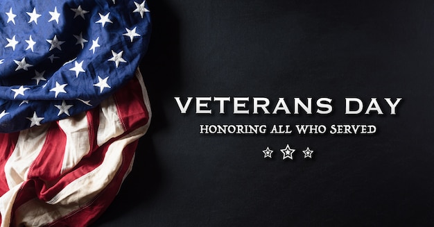 Amerikaanse vlaggen tegen een schoolbord voor veterans day.