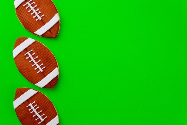 Foto amerikaanse voetbalballen die op groene achtergrond worden geïsoleerd. bovenaanzicht.