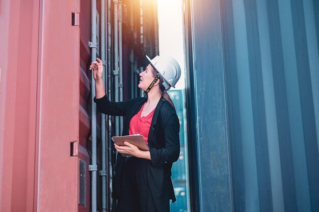 Amerikaanse vrouwen Werken in een internationaal scheepswerfgebied Export- en importbezorgservice met containers