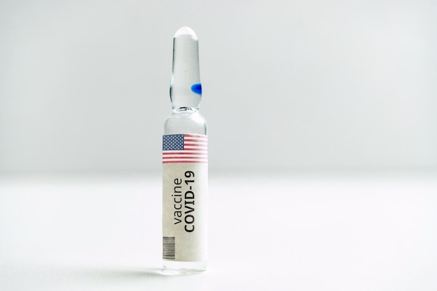 Amerikaanse vs-ontwikkelingen van een coronavirus covid-19-vaccin in een glazen ampul.
