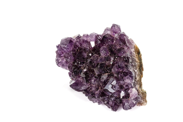 Amethist Crystal Druse macro mineraal op witte achtergrond close-up
