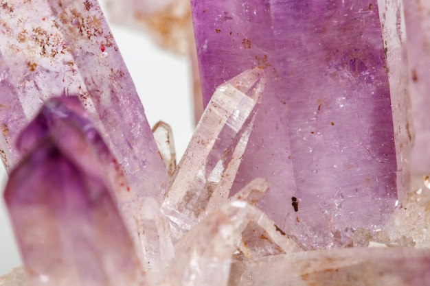 Amethist Crystal Druse macro mineraal op witte achtergrond