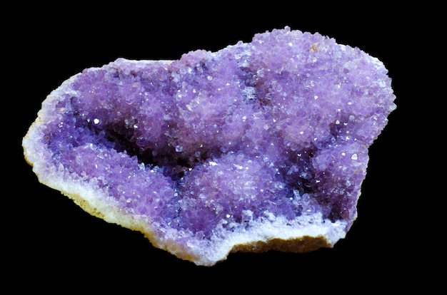 Amethyst Crystal op zwarte achtergrond