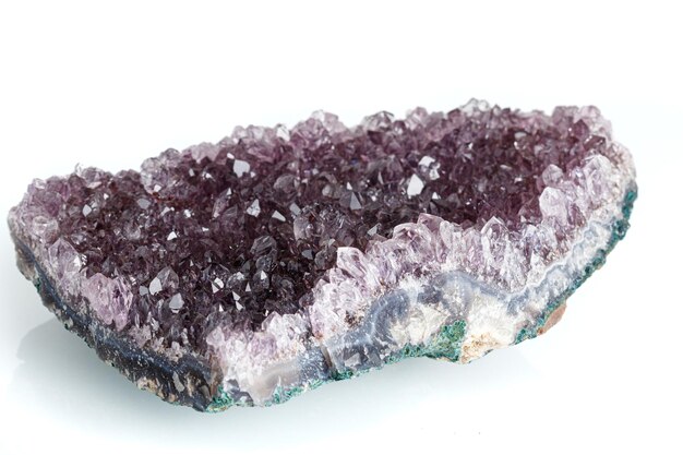 Amethyst minerale steen macro op witte achtergrond