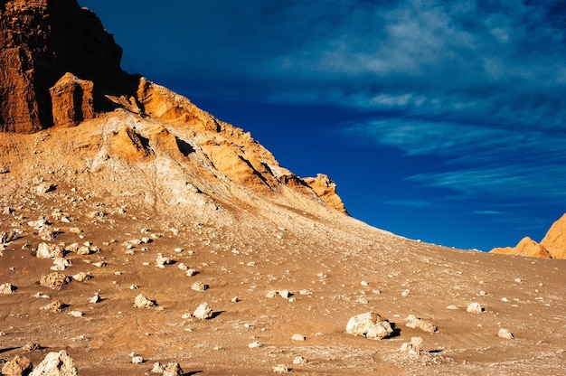 Foto amfitheater in de atacama-woestijn dichtbij san pedro de atacama chili in valle de la luna.