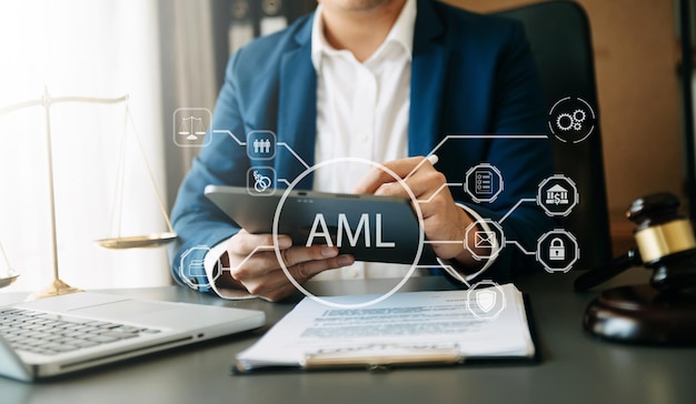 Foto aml anti money laundering financial bank business concept giudice in un'aula di tribunale che utilizza laptop e tablet con l'icona aml antiriciclaggio sullo schermo virtuale xa