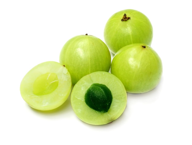 흰색 배경 위에 Amla 과일