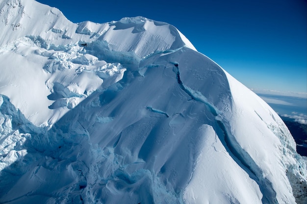 Среди самых высоких вершин Южных Альп Новой Зеландии, вид с вертолета.