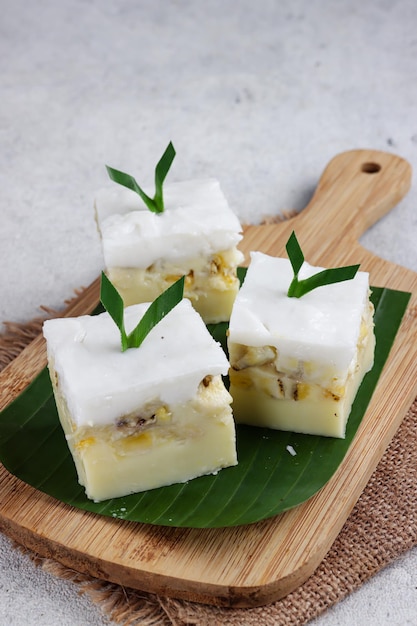 Ампаран Татак - типичная закуска Банджармасина, приготовленная из бананового кокосового молока и рисовой муки.