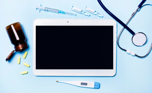 Ampullen pillen stethoscoop thermometer tablet met ruimte om tekst in te voeren op het bureaublad Medische diagnose of doktersrecept mockup Geneeskunde concept