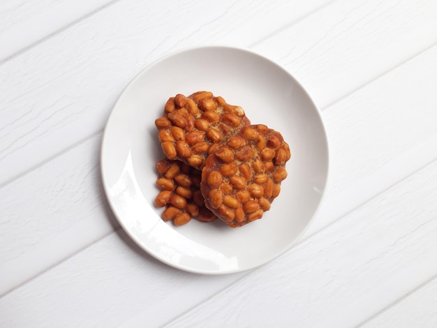 Foto ampyang kacang o gula kacang spuntino tradizionale da java indonesia