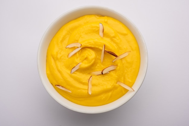 Amrakhand è uno yogurt al gusto di alphonso o shrikhand, popolare dolce indiano servito con frutta secca e zafferano