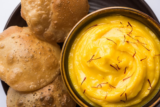 Amrakhand 또는 Mango Shrikhand with puri 또는 Poori