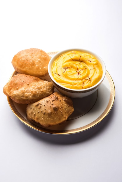 Amrakhand 또는 Mango Shrikhand with puri 또는 Poori