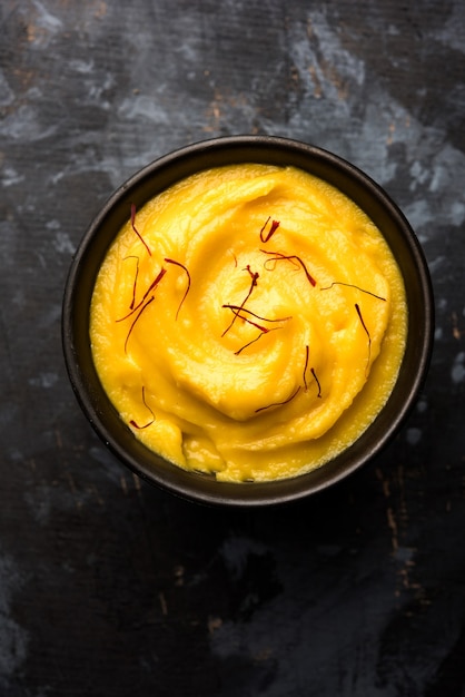 Amrakhand OR Mango Shrikhand of srikhand is een populair Indiaas dessert geserveerd met saffraan toppings in een kom