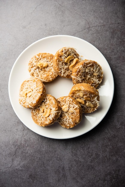 Amrit peda または Amrut pedha または pera は、ミルクと砂糖から作られたインドのお菓子で、ココナッツをトッピングしています。