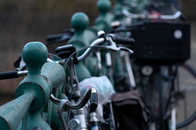 Photo amsterdam bycicle on bridge