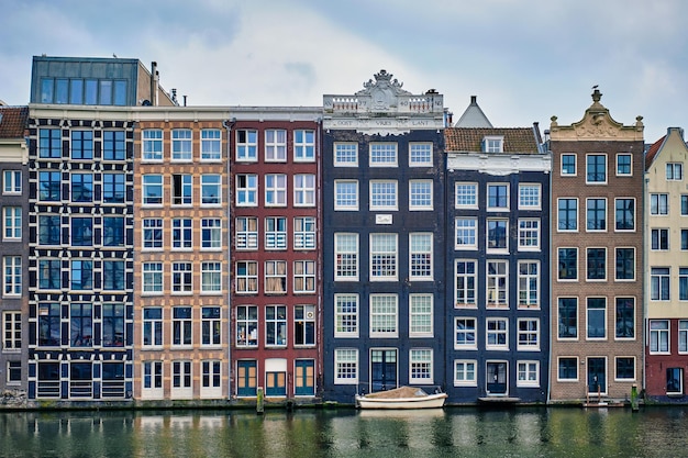 Photo amsterdam canal damrak with houses netherlands