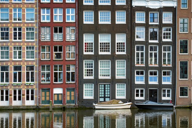 Photo amsterdam canal damrak with houses netherlands