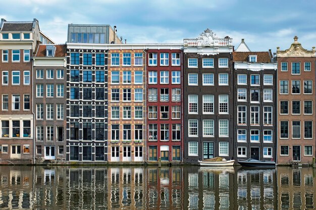 Photo amsterdam canal damrak with houses netherlands