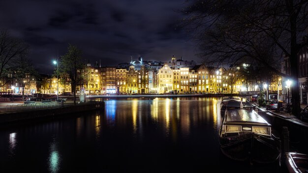 夜のアムステルダム運河の家