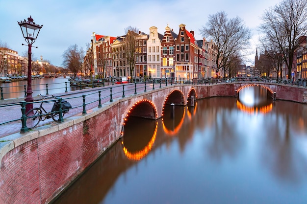 Photo amsterdam canal keizersgracht with typical dutch houses and bridge during morning blue hour holland ...