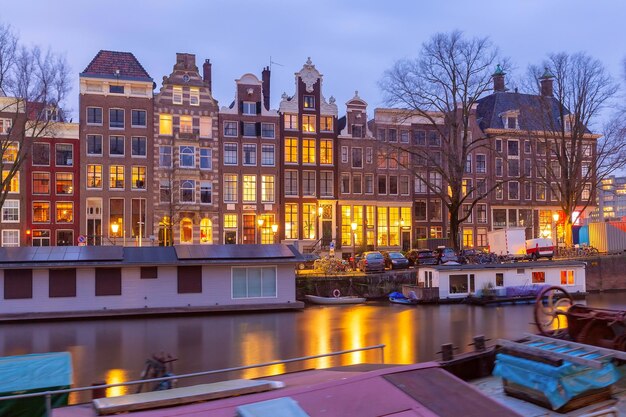 Photo amsterdam canal oudeschans at night holland netherlands