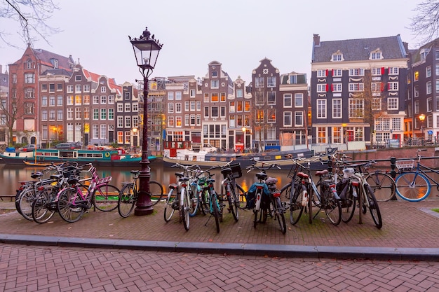 写真 アムステルダム・カナル・シンゲル (amsterdam canal singel) はオランダの典型的な住宅でモーニング・ブルー・アワー (morning blue hour) を過ごしている