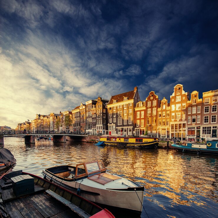 Photo amsterdam canal on the west.