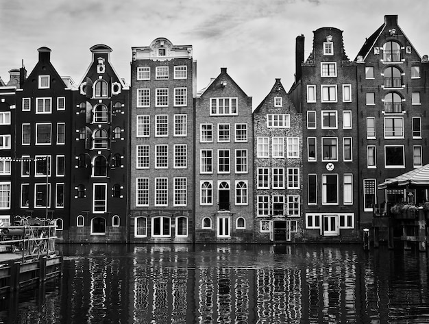 Photo amsterdam canal with dutch houses